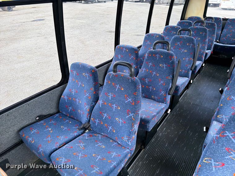 image for item FB5106 2004 Federal  Ford E450 shuttle bus