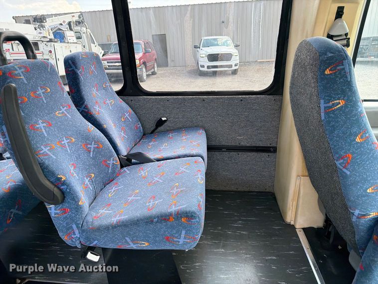 image for item FB5106 2004 Federal  Ford E450 shuttle bus