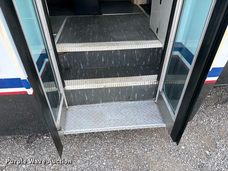 image for item FB5106 2004 Federal  Ford E450 shuttle bus