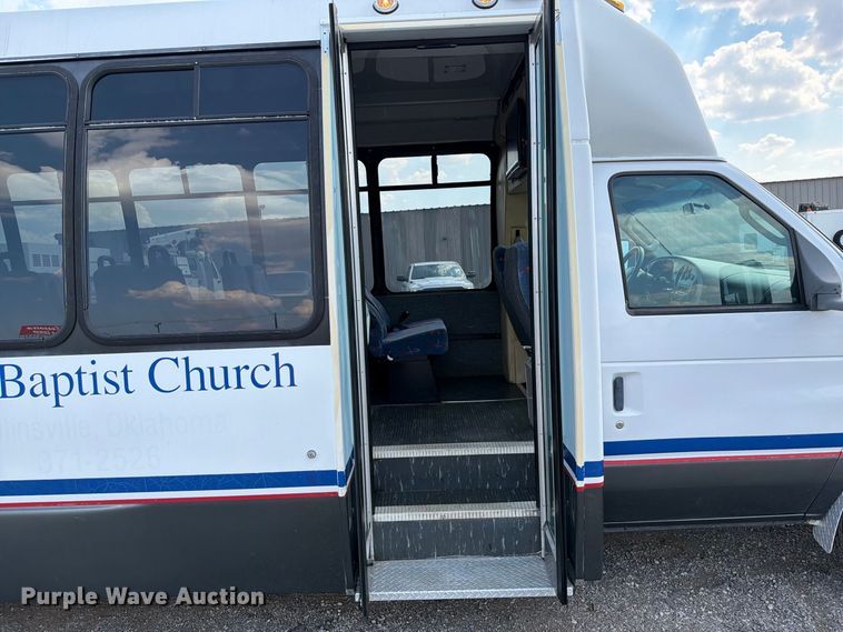 image for item FB5106 2004 Federal  Ford E450 shuttle bus