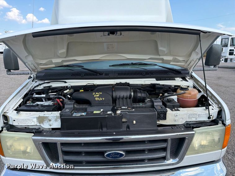 image for item FB5106 2004 Federal  Ford E450 shuttle bus