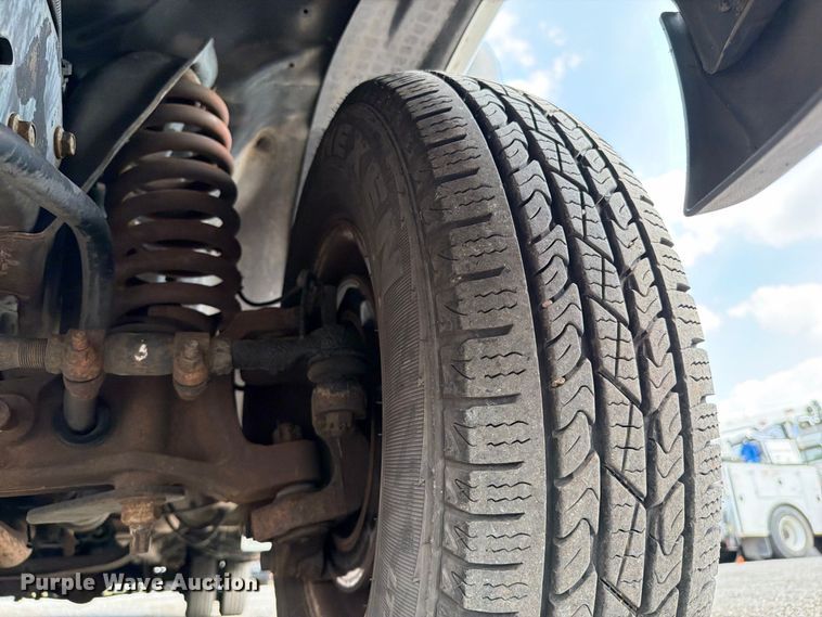 image for item FB5106 2004 Federal  Ford E450 shuttle bus
