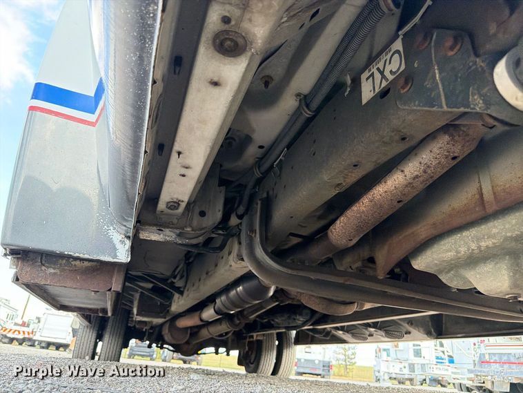 image for item FB5106 2004 Federal  Ford E450 shuttle bus