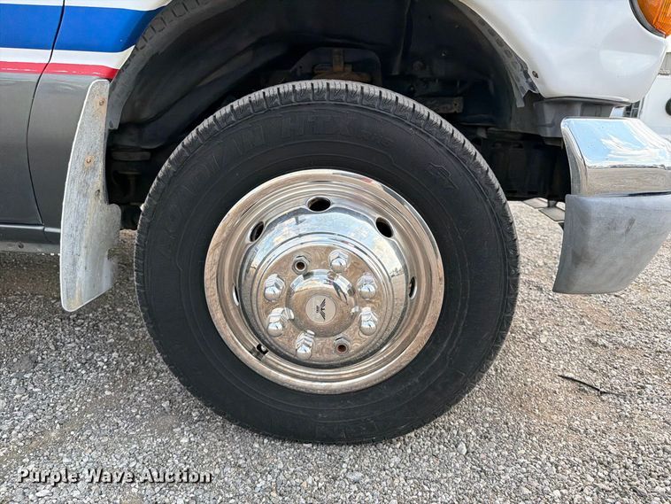 image for item FB5106 2004 Federal  Ford E450 shuttle bus