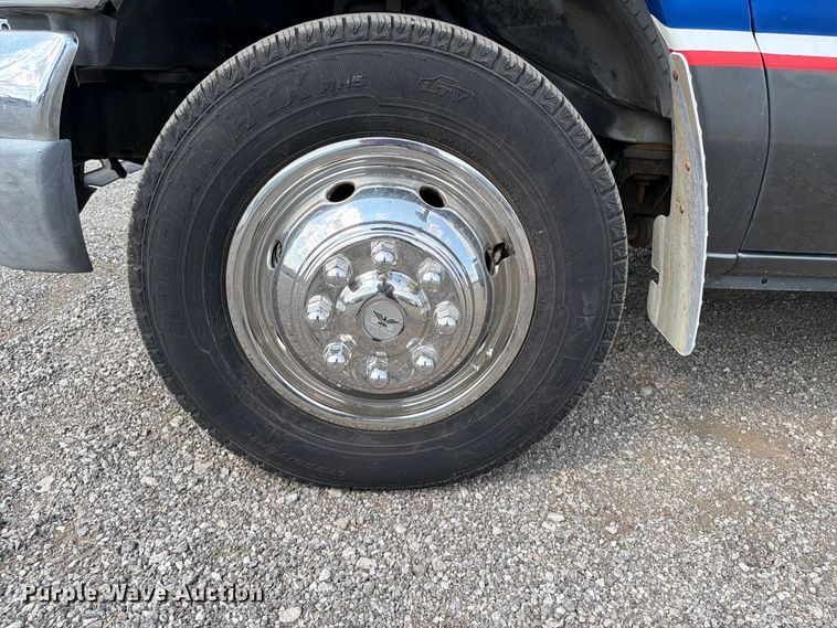 image for item FB5106 2004 Federal  Ford E450 shuttle bus