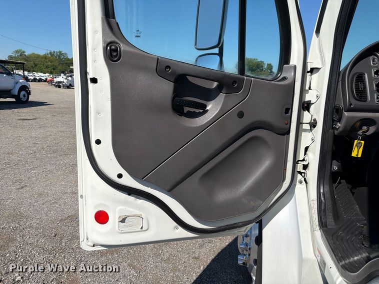 image for item FB5110 2012 Freightliner Business Class M2 box truck