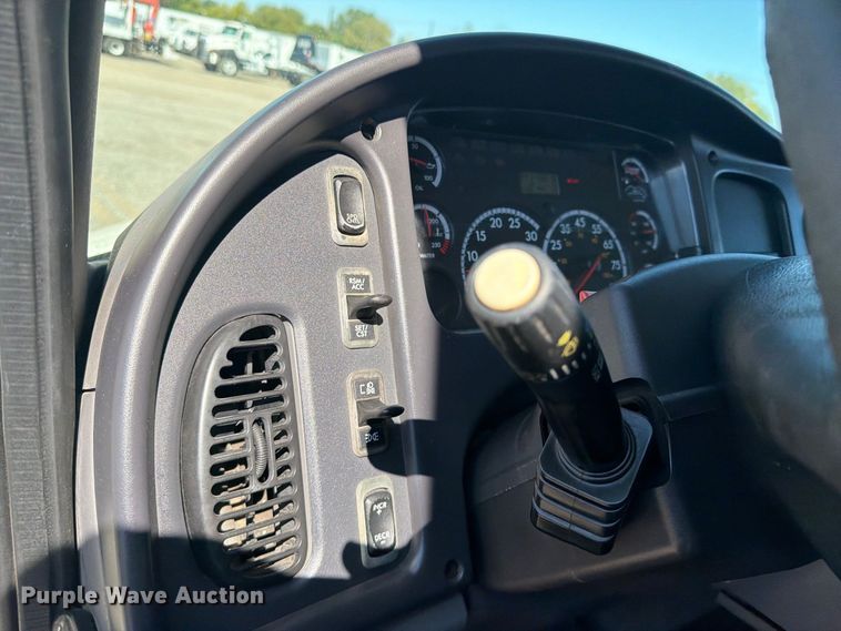 image for item FB5110 2012 Freightliner Business Class M2 box truck