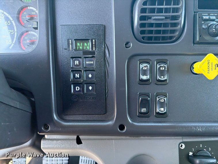 image for item FB5110 2012 Freightliner Business Class M2 box truck