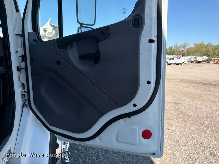 image for item FB5110 2012 Freightliner Business Class M2 box truck