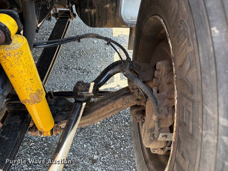 image for item FB5114 2012 Ford F650 Super Duty box truck