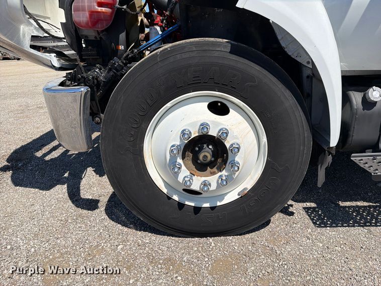 image for item FB5114 2012 Ford F650 Super Duty box truck