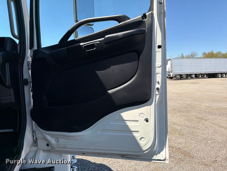 image for item FB5121 2011 Hino 338 box truck