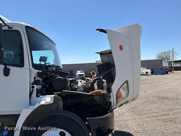 image for item FB5121 2011 Hino 338 box truck