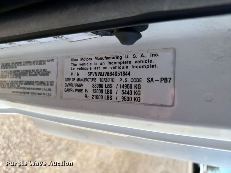image for item FB5121 2011 Hino 338 box truck
