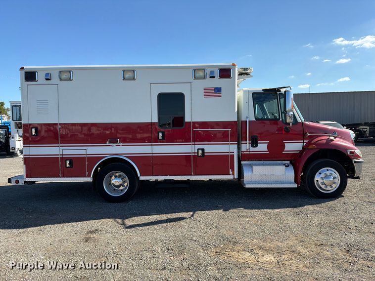 image for item FB5127 2006 International DuraStar 4300 ambulance