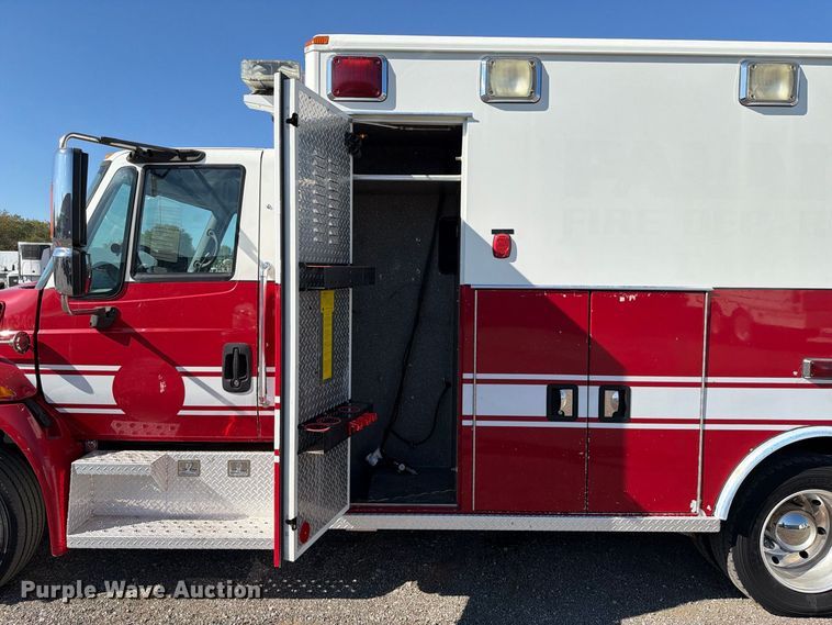image for item FB5127 2006 International DuraStar 4300 ambulance
