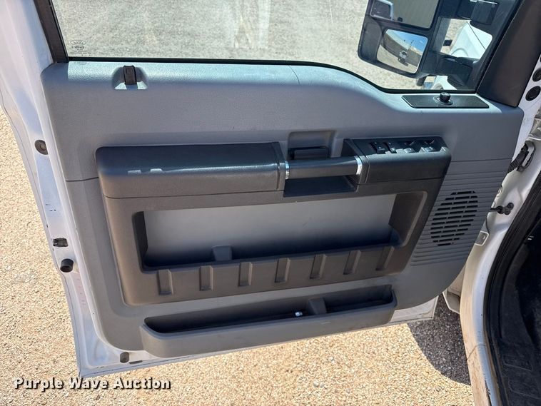 image for item FB6942 2015 Ford F350  Super Duty XL Crew Cab pickup truck