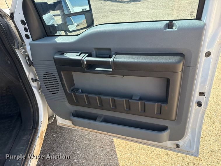 image for item FB6942 2015 Ford F350  Super Duty XL Crew Cab pickup truck