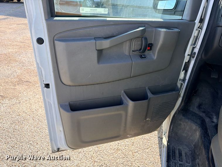 image for item FB8286 2017 Chevrolet Express 2500 van