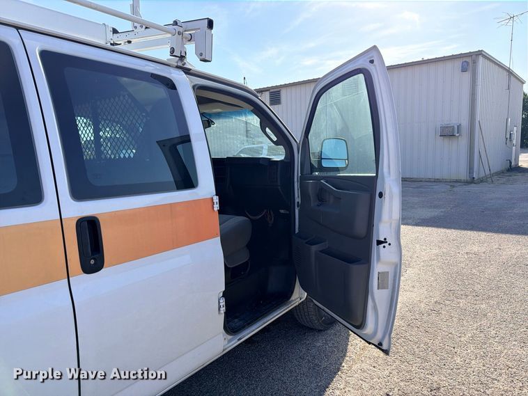 image for item FB8286 2017 Chevrolet Express 2500 van