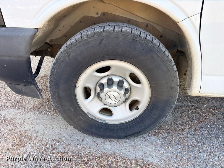 image for item FB8286 2017 Chevrolet Express 2500 van