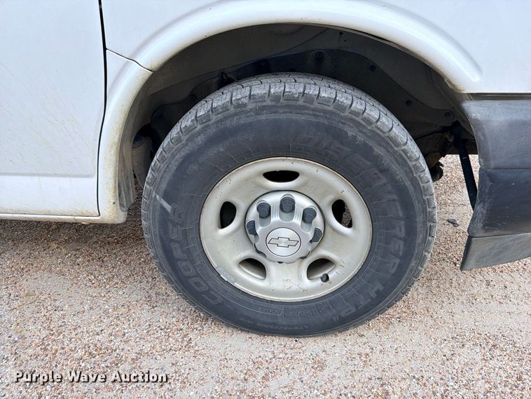 image for item FB8286 2017 Chevrolet Express 2500 van