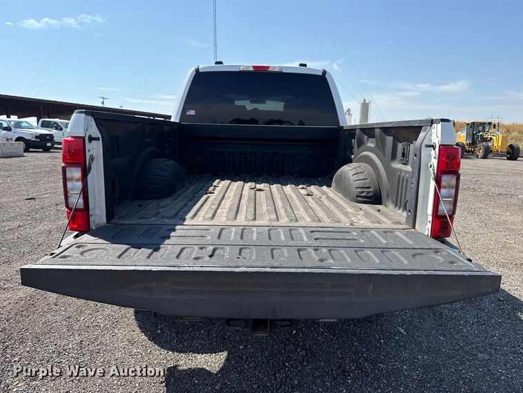 image for item FC4233 2022 Ford F350 Super Duty Crew Cab pickup truck