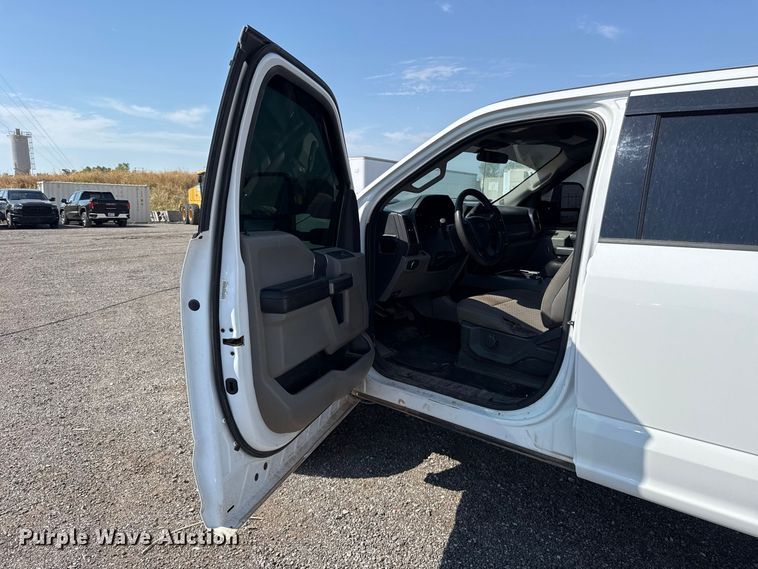 image for item FC4233 2022 Ford F350 Super Duty Crew Cab pickup truck