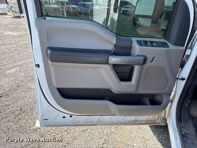 image for item FC4233 2022 Ford F350 Super Duty Crew Cab pickup truck