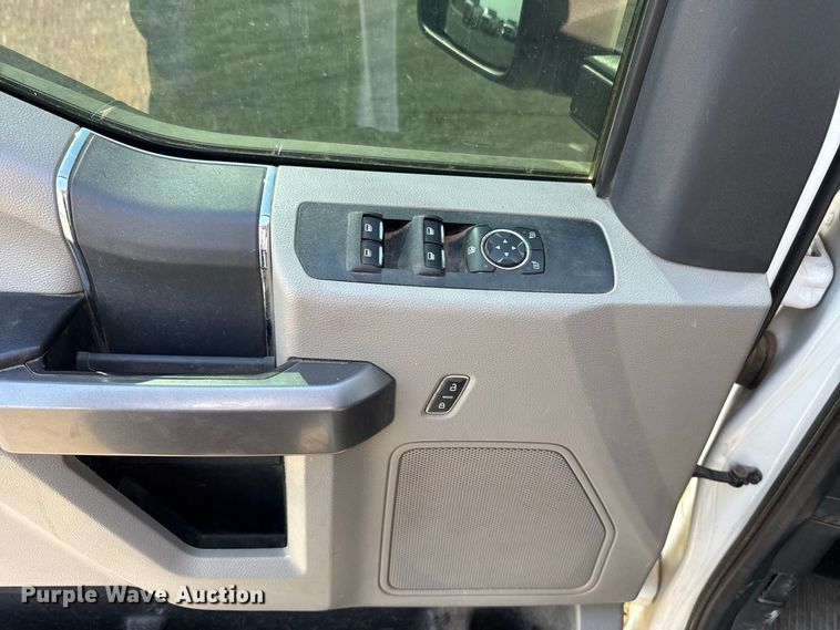 image for item FC4233 2022 Ford F350 Super Duty Crew Cab pickup truck