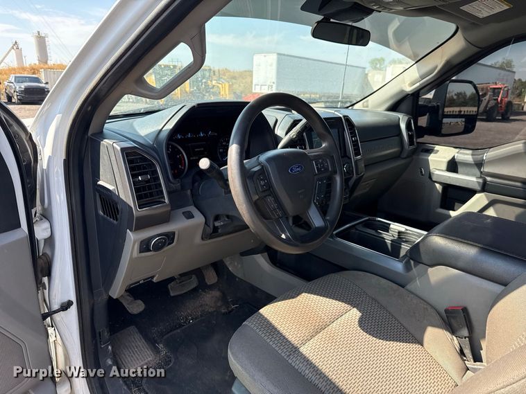 image for item FC4233 2022 Ford F350 Super Duty Crew Cab pickup truck