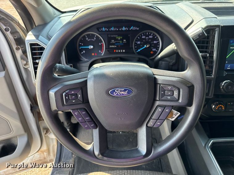 image for item FC4233 2022 Ford F350 Super Duty Crew Cab pickup truck