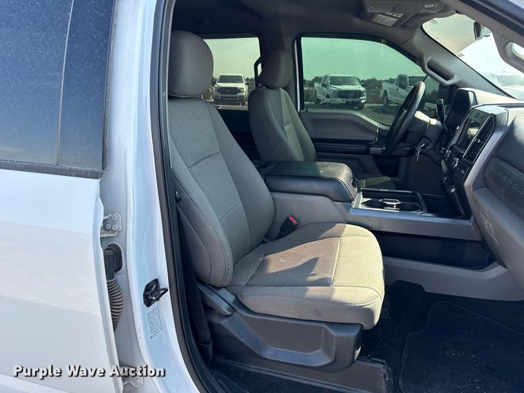 image for item FC4233 2022 Ford F350 Super Duty Crew Cab pickup truck