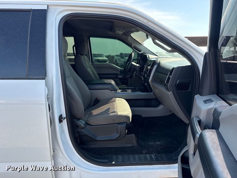 image for item FC4233 2022 Ford F350 Super Duty Crew Cab pickup truck