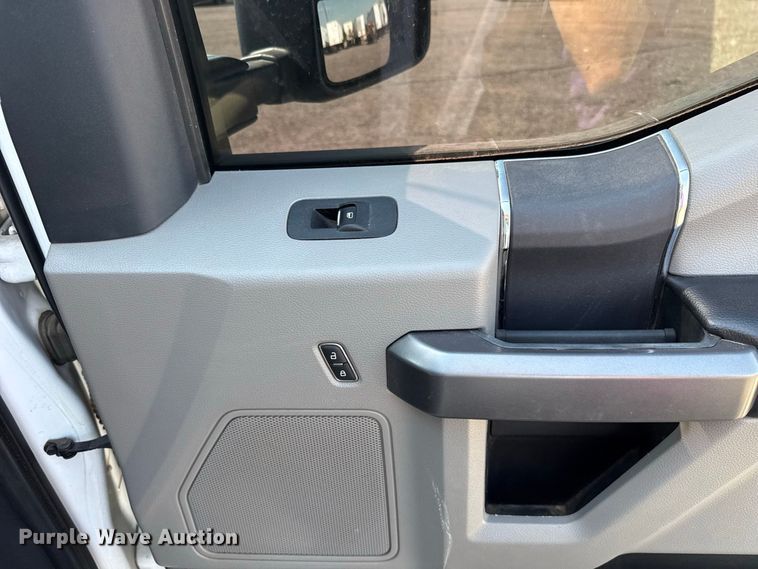 image for item FC4233 2022 Ford F350 Super Duty Crew Cab pickup truck