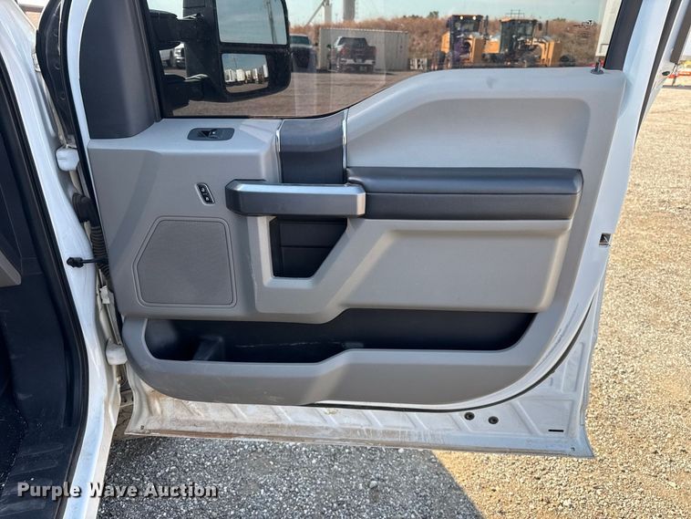 image for item FC4233 2022 Ford F350 Super Duty Crew Cab pickup truck