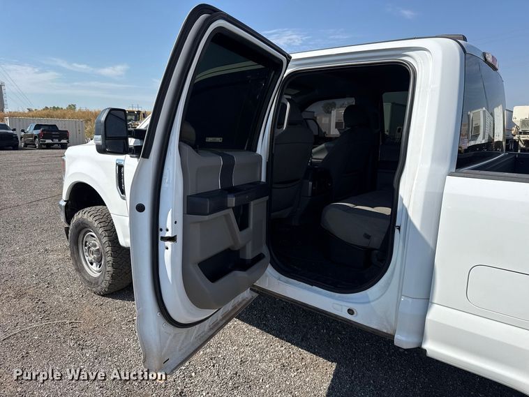 image for item FC4233 2022 Ford F350 Super Duty Crew Cab pickup truck