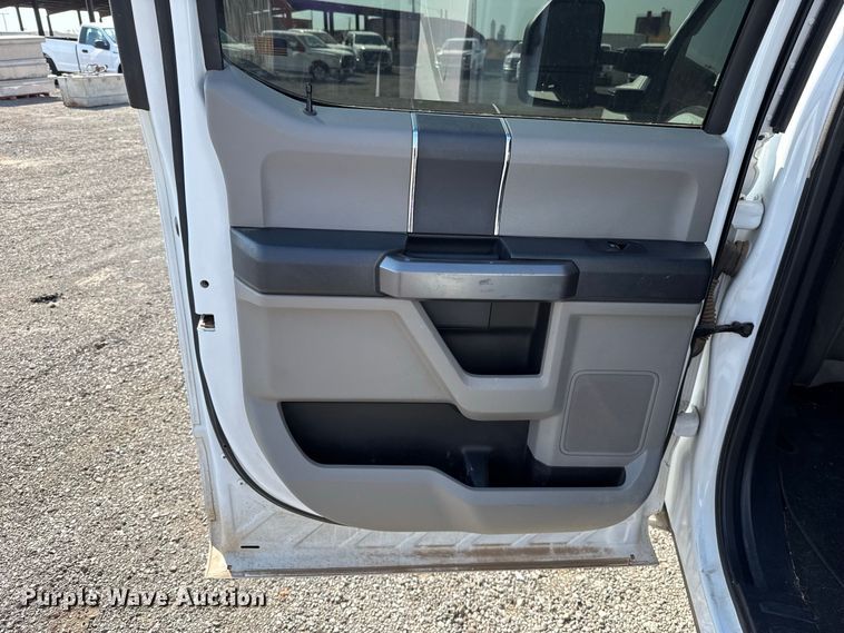 image for item FC4233 2022 Ford F350 Super Duty Crew Cab pickup truck