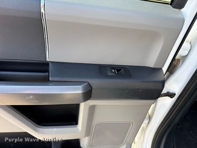 image for item FC4233 2022 Ford F350 Super Duty Crew Cab pickup truck
