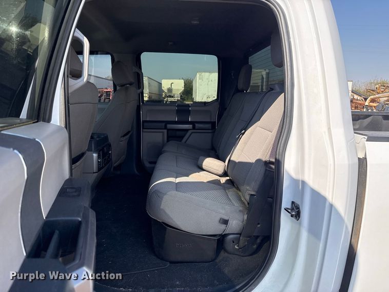 image for item FC4233 2022 Ford F350 Super Duty Crew Cab pickup truck