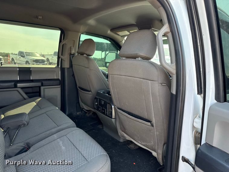 image for item FC4233 2022 Ford F350 Super Duty Crew Cab pickup truck