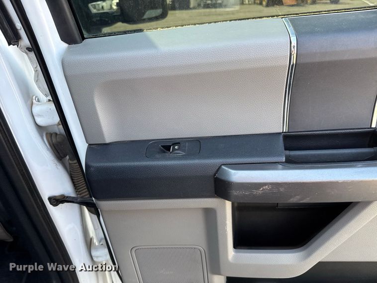 image for item FC4233 2022 Ford F350 Super Duty Crew Cab pickup truck