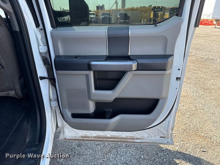 image for item FC4233 2022 Ford F350 Super Duty Crew Cab pickup truck