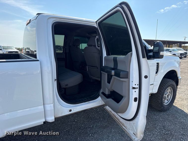 image for item FC4233 2022 Ford F350 Super Duty Crew Cab pickup truck