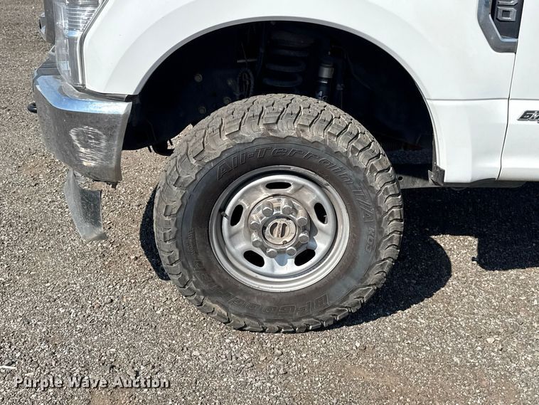 image for item FC4233 2022 Ford F350 Super Duty Crew Cab pickup truck
