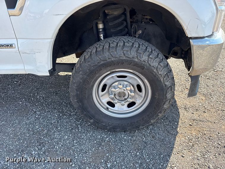 image for item FC4233 2022 Ford F350 Super Duty Crew Cab pickup truck