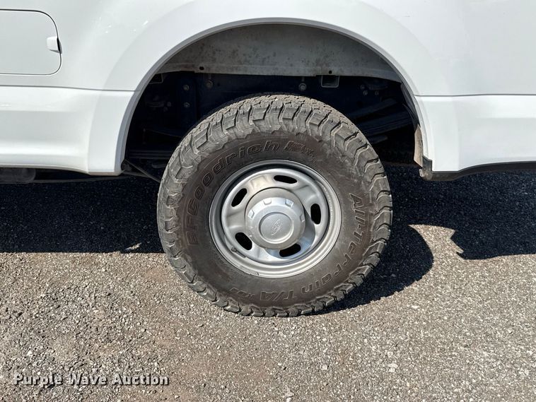 image for item FC4233 2022 Ford F350 Super Duty Crew Cab pickup truck