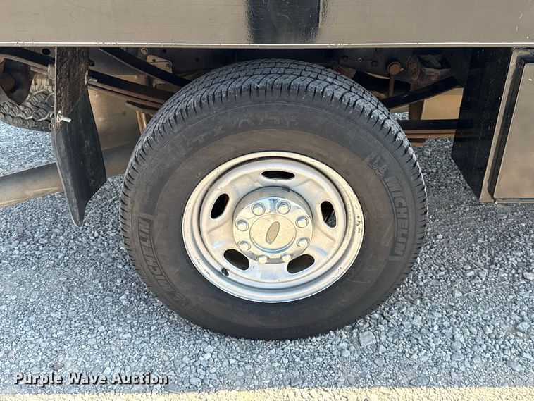 image for item FC4301 2011 Ford F250 Super Duty Crew Cab flatbed pickup truck