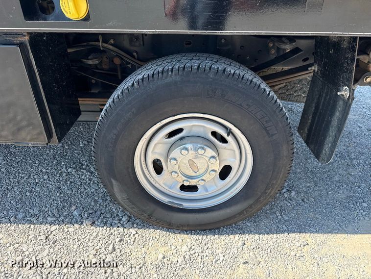 image for item FC4301 2011 Ford F250 Super Duty Crew Cab flatbed pickup truck
