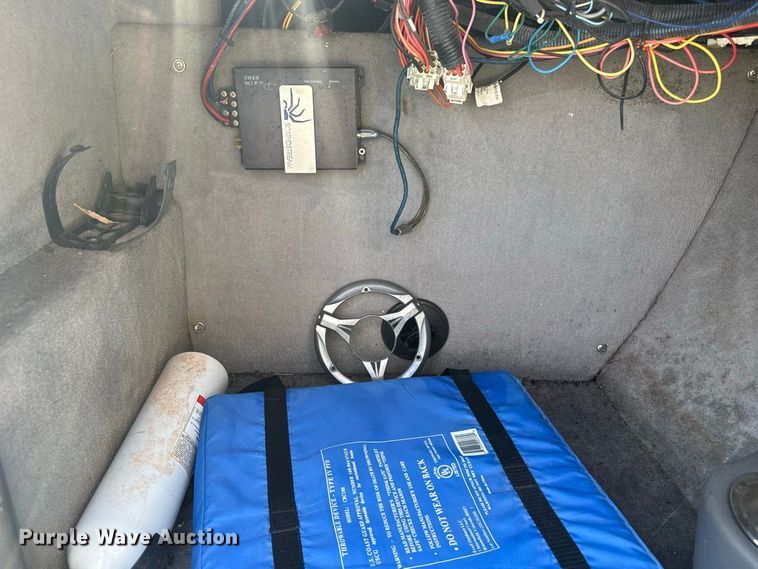 image for item FC4324 2005 Supra  Launch 21V boat